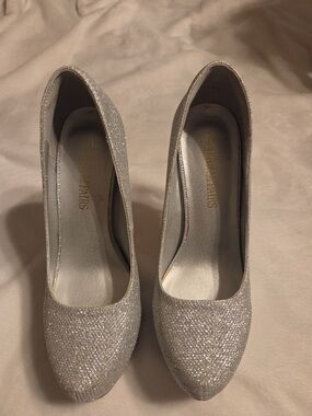 Dream Pairs Silver Glitter Pump Heels